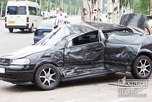 Серьезное ДТП в Кривом Роге: Маршрутка выехала на «встречку» и на полном ходу врезалась в «Opel»