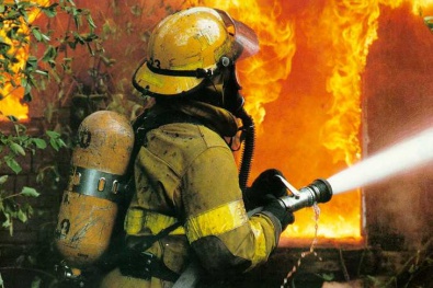 В Кривом Роге на выходных горел жилой дом. Пожарные спасли 6 человек