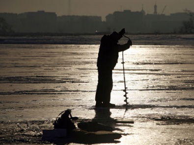 В Криворожском районе под лед ушли два рыбака. Одного из них спасти не удалось
