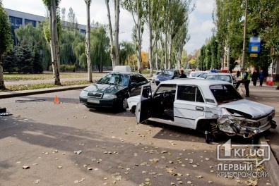ДТП в Кривом Роге: В результате столкновения у «ВАЗа» отлетело колесо