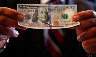 В Украине начали продавать новые 100-долларовые банкноты