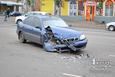 В День автомобилиста в Кривом Роге столкнулись «ВАЗ» и «Daewoo»