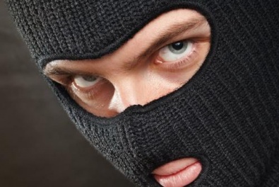 В Кривом Роге 28-летний парень задержал вооруженного грабителя в маске