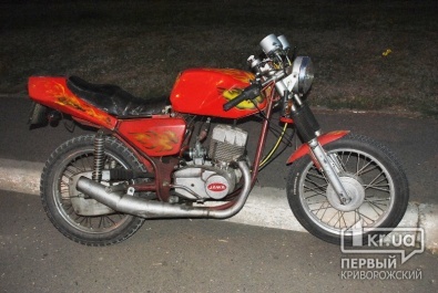 В Кривом Роге возле «Ашана» 19-летний мотоциклист сбил 6-летнего мальчика на роликах