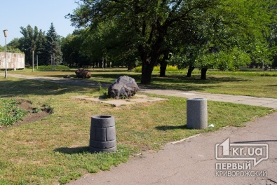 Криворожане украли лавочки со сквера Героев, поставив их себе под подъезд