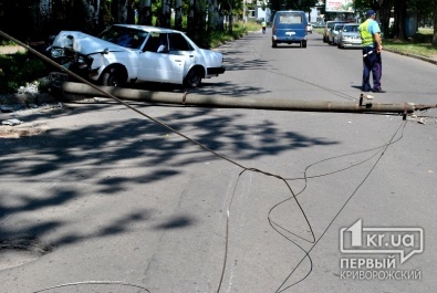 В Кривом Роге водитель на «Toyota» повалил столб электроопоры