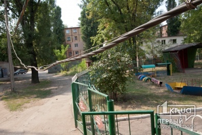 В Кривом Роге над входом в детский сад наклонен поврежденный столб и обвисли провода