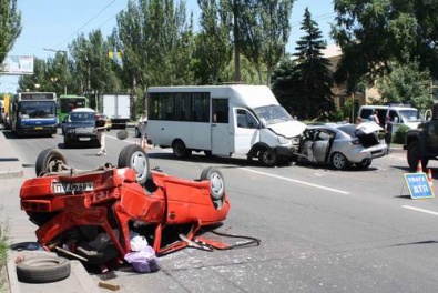 В ДТП на Днепропетровщине погиб человек, еще 16 человек травмировались