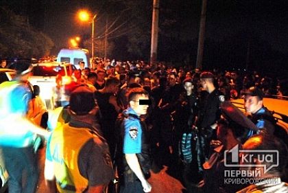 В Кривом Роге на Долгинцево автомобиль сбил 8-летнего мальчика. Сотни местных жителей пытались спровоцировать самосуд