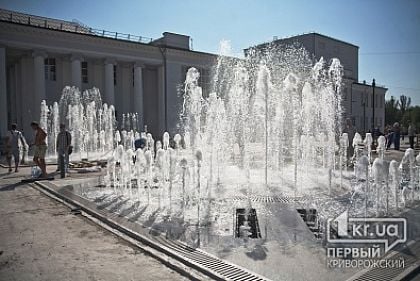 В Кривом Роге тестируют новые фонтаны на пр. Карла Маркса