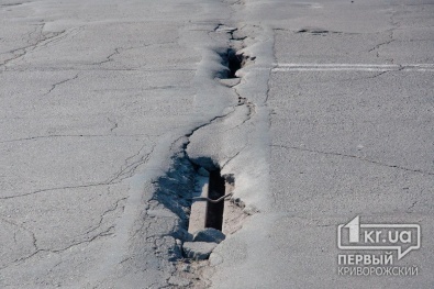 Азаров проверит куда уходят деньги выделенные на ремонт дорог