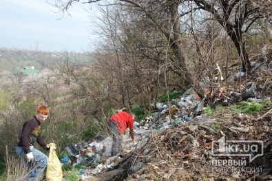Криворожские скалолазы организовали уборку мусора на скалах МОПРа