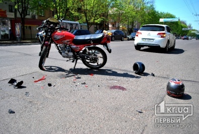 В Кривом Роге на проспекте Гагарина мотоциклист въехал в «Citroen»