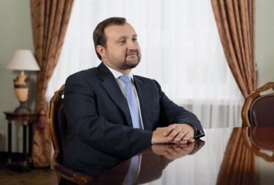 Среди украинских чиновников самую большую зарплату получает Арбузов