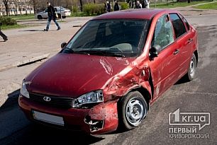 ДТП в Кривом Роге: маршрутка с пассажирами въехала в Lada Kalina