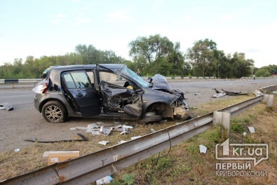 Ужасное ДТП на въезде в Кривой Рог: «Renault» на большой скорости влетел в отбойник. Два человека погибли (18+)
