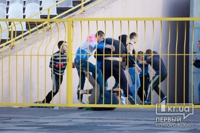 Фанаты «Кривбасса» и «Кремня» устроили потасовку на стадионе «Металлург» (ОБНОВЛЕНО)