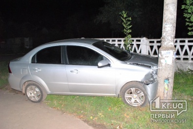 В Кривом Роге водитель на «Aveo» потерял сознание за рулем и столкнулся с электроопорой