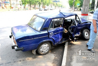 Серьезное ДТП в центре Кривого Рога: «ВАЗ» после столкновения с «Chevrolet Lacetti» въехал в столб