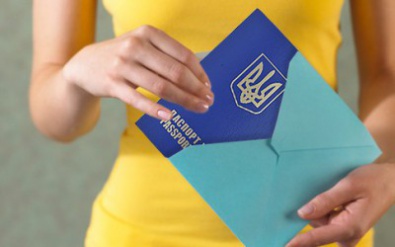 Украинцам придется менять паспорта на биометрические за свой счет