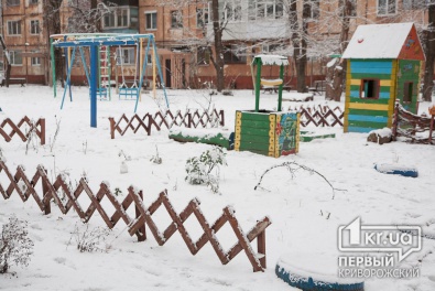 Жители Кривого Рога сами строят детские площадки и украшают подъезды
