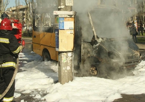 В Кривом Роге загорелась маршрутка с 25 пассажирами (ОБНОВЛЕНО)