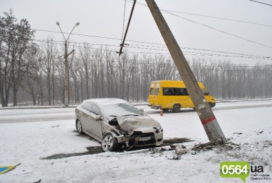 В Кривом Роге «Mitsubishi» повалила столб электроопоры. Водитель в больнице