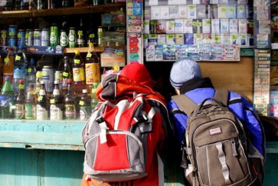 В Украине запретят продавать спиртные и табачные изделия вблизи учебных заведений