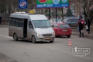 В Кривом Роге возле "Терры" водитель маршрутки сбил двух 12-летних школьниц