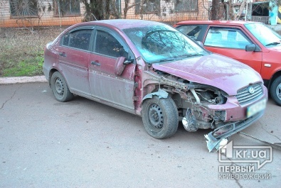 В Кривом Роге пьяный водитель «Hyundai» протаранил три автомобиля возле здания УВД и попытался скрыться