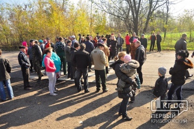 100 человек перекрыли трассу «Кривой Рог - Днепропетровск» с требованием прекратить рейдерский захват полей