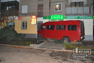 Серьезное ДТП в Кривом Роге: Микроавтобус въехал в магазин. Есть пострадавшие
