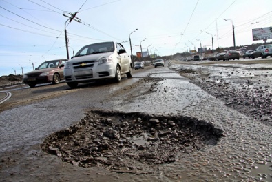 На украинских дорогах стало ещё больше ям