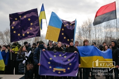 Студенты провели шествие и митинг в поддержку евроинтеграции в Кривом Роге