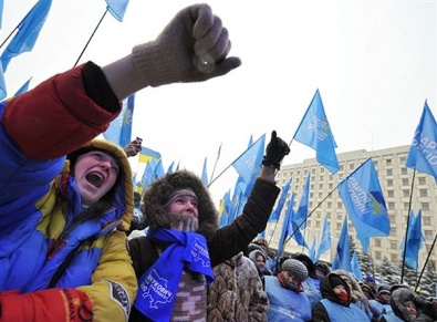 Криворожане митингуют в Киеве с флагами Партии регионов