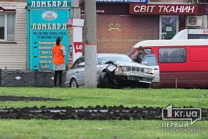 На кольце 95-го квартала «BMW» въехала в столб