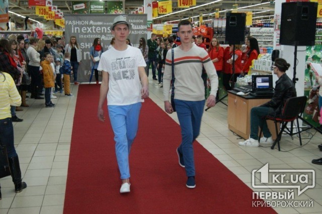 Криворізькі студенти влаштували показ мод в гіпермаркеті