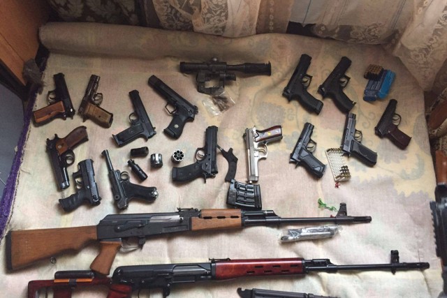 Полицейские предлагают украинцам добровольно сдать оружие