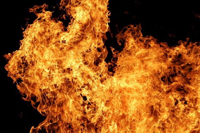 У Кривому Розі пожежники загасили палаючу будівлю