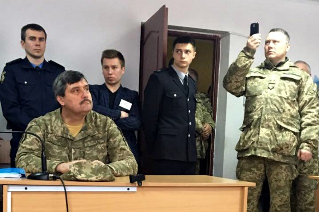 У військовій формі і з групою підтримки чекає вирок суду генерал Назаров
