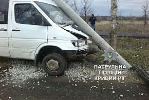 В Кривом Роге маршрутка врезалась в столб. Пострадали пассажиры