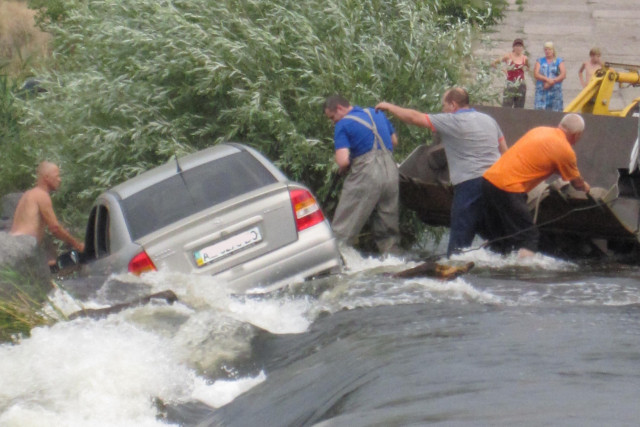 В Криворізькому районі рятувальники дістали з річки авто