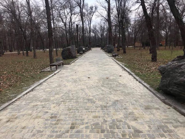 У парку Мершавцева в Кривому Розі встановили тренажери і облаштували алеї