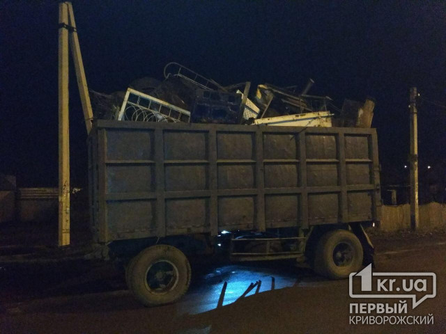В Кривом Роге грузовик с металлолом ночью «встретился» с электроопорой