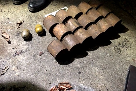 В Кривом Роге в лесополосе нашли схрон с боеприпасами
