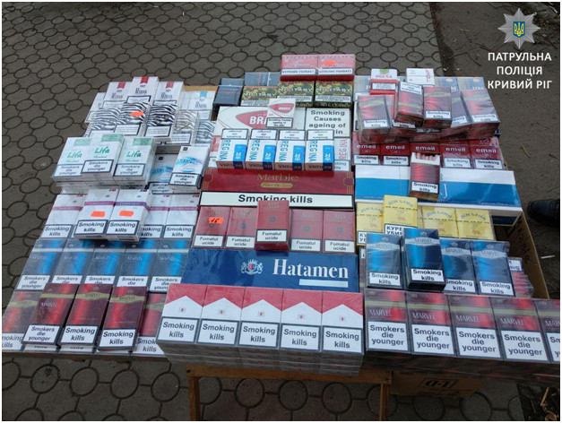 В Кривом Роге женщина продавала на улице сигареты без лицензии