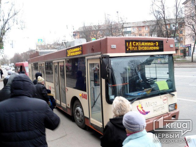 В Кривом Роге троллейбусы, нарушая график, дарят пассажиров частным перевозчикам