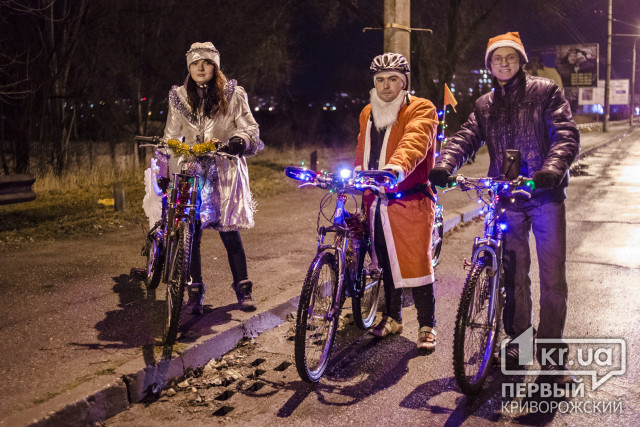 Деды Морозы на велосипедах катали по предновогоднему Кривому Рогу