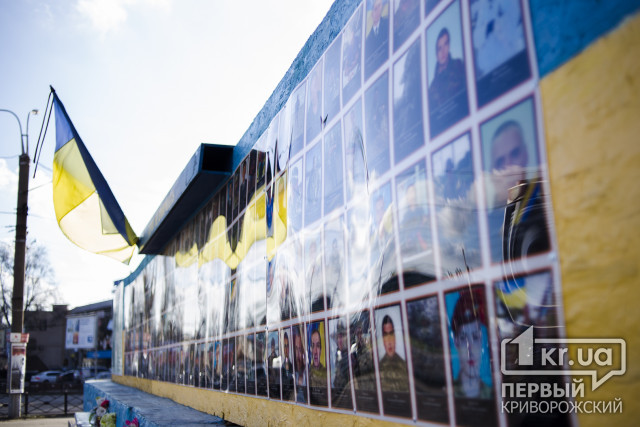 На 95 квартале в Кривом Роге установили новый памятный стенд погибшим героям