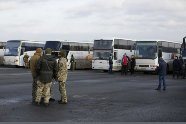 Військовослужбовців, які провели роки в полоні терористів, передали Україні